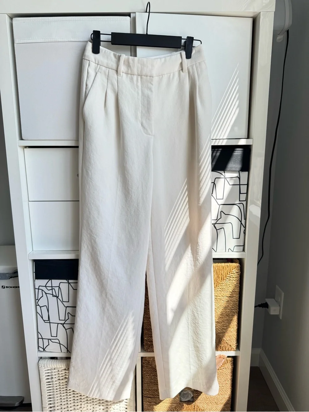 Aritzia Effortless Pant - Crepette Light Birtch - Picture 2 of 7